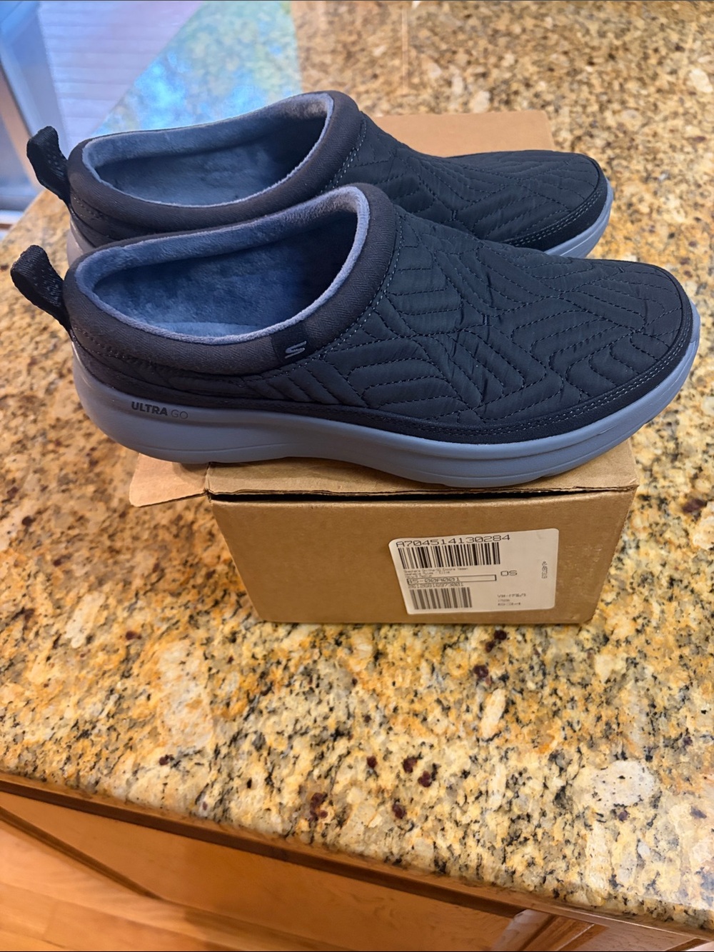 Skechers Women's 8 ON The GO Navy blue Quilted, Washable mules Ellie, NEW